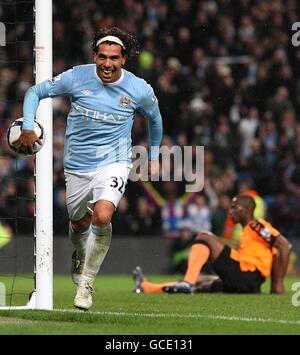 Fußball - Barclays Premier League - Manchester City / Wigan Athletic - City of Manchester Stadium. Carlos Tevez von Manchester City (links) feiert den zweiten Treffer seiner Spielseite Stockfoto