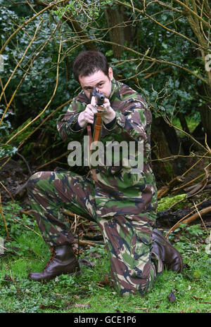 Der Schauspieler Danny Dyer verwendet während des Waffen- und Kampftrainings in Cobham, Kent, ein Thompson Sub Machine Gun, als Vorbereitung auf die Dreharbeiten zu einem Film aus dem Zweiten Weltkrieg, Age of Heroes. Stockfoto