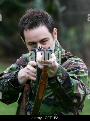 Der Schauspieler Danny Dyer verwendet während des Waffen- und Kampftrainings in Cobham, Kent, ein Thompson Sub Machine Gun, als Vorbereitung auf die Dreharbeiten zu einem Film aus dem Zweiten Weltkrieg, Age of Heroes. Stockfoto