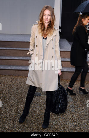 Rosie Huntington-Whiteley kommt auf der Burberry Fashion Show in London an. Stockfoto