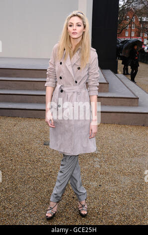 Promis besuchen Burberry - London Fashion Week Stockfoto