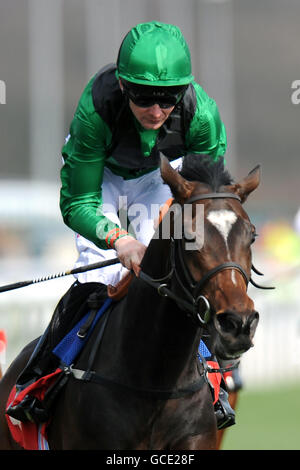 Pferderennen Sie - Doncaster Schild Tag - Doncaster Racecourse Stockfoto