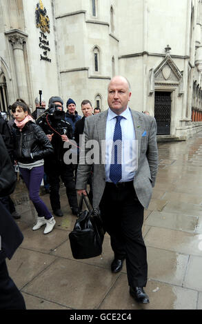 Bob Crow, Generalsekretär der Gewerkschaft Rail Maritime and Transport Union (RMT), verlässt den High Court in London, nachdem Richterin Mrs. Justice Sharp eine einstweilige Anordnung gegen RMT erlassen hatte und Network Rail eine einstweilige Verfügung zur Verhinderung eines lähmenden nationalen Streiks erteilt wurde. DRÜCKEN Sie VERBANDSFOTO. Bilddatum: Donnerstag, 1. April 2010. Die Gewerkschaft, die vier Aktionstage vom kommenden Dienstag, dem Tag nach der Osterpause, einberufen hat, hat den legalen Schritt entschieden bestritten. Siehe PA Geschichte COURTS Rail. Bildnachweis sollte lauten: Anthony Devlin/PA Wire Stockfoto