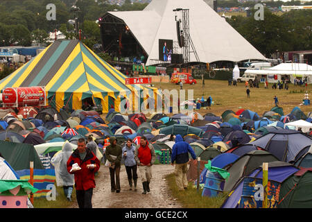 Glastonbury Festival 2004. Punters beim Glastonbury Festival auf der Worthy Farm in Pilton, Somerset Stockfoto