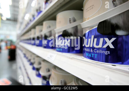 Farbdosen sind im B&Q-Geschäft in Hayes, Middlesex, erhältlich Stockfoto