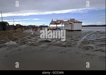 Eine geschlossene Teebar am Strand von Weston-super-Mare, Somerset. Stockfoto