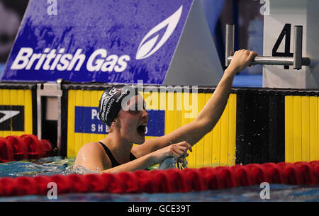 Die von der Loughborough University in Sheffield mit ihrem Sieg beim Women's Open 50m Freestyle Finale während der British Swimming Championships in Ponds Forge feierte, feiert dies. Stockfoto