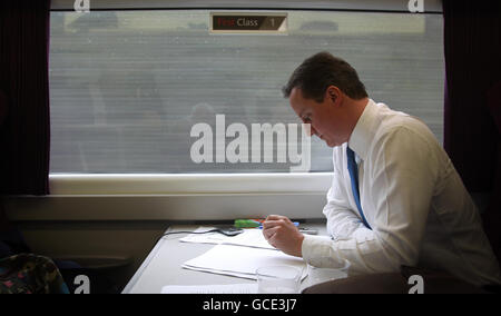 Der konservative Parteivorsitzende David Cameron reist mit dem Zug nach Leeds, nachdem Premierminister Gordon Brown die Parlamentswahlen für den 6. Mai anrief. Stockfoto