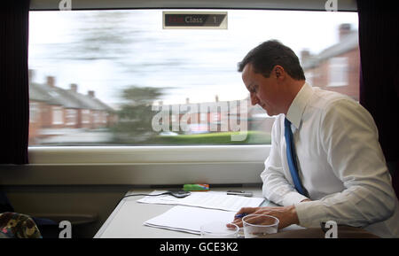 Der konservative Parteivorsitzende David Cameron reist mit dem Zug nach Leeds, nachdem Premierminister Gordon Brown die Parlamentswahlen für den 6. Mai anrief. Stockfoto