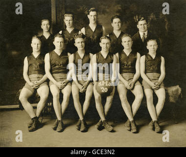Antik 1920 Fotografie, MHS High School Basketball-Team. Lage unbekannt; wahrscheinlich Massachusetts oder New England, USA. QUELLE: ORIGINALFOTO. Stockfoto