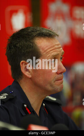 John Bonney, Chief Fire Officer von Hampshire, spricht mit der Presse, nachdem er den Tod der Feuerwehrleute Alan Bannon und James Shears angekündigt hatte, die bei einem Brand in Shirley Towers in der Gegend von Shirley in Southampton über Nacht ums Leben kamen. Stockfoto