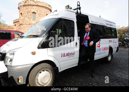 Der ehemalige stellvertretende Premierminister John Prescott auf seinem Arbeitskampfbus am Bahnhof Carlisle während des Wahlkampfes 2010. Stockfoto