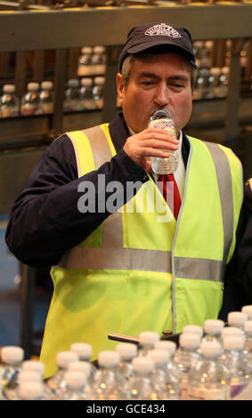 Iain Gray, Labour's Leader im schottischen Parlament bei einem Besuch in der Highland Spring Fabrik in Blackford, während der Wahlkampf Trail. Stockfoto