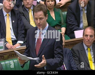 Der liberale Demokrat Nick Clegg spricht während der Fragestunde des Premierministers im Londoner Unterhaus. Stockfoto