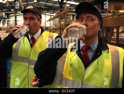 Iain Gray, Labour's Leader im schottischen Parlament und Labour-Abgeordneter für Ochil und South Perthshire, Gordon Banks (rechts) bei einem Besuch in der Highland Spring Fabrik in Blackford, während der Wahlkampfstrecke. Stockfoto