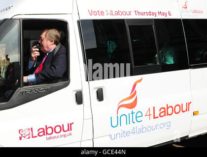 Ehemaliger stellvertretender Premierminister John Prescott auf seinem Arbeitskampfbus am Bahnhof Carlisle während des allgemeinen Wahlkampfes 2010. Stockfoto