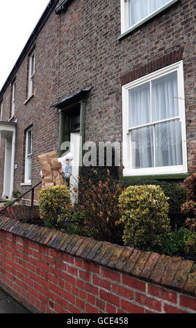 Ein forensischer Beamter arbeitet im Haus der 34-jährigen vermissten Frau Mandy Bishop in Bishopgate, York. Stockfoto