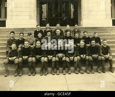 Antike 1919 Foto, MHS-Highschool-Football-Team. Lage unbekannt; wahrscheinlich Massachusetts oder New England, USA. QUELLE: ORIGINALFOTO. Stockfoto
