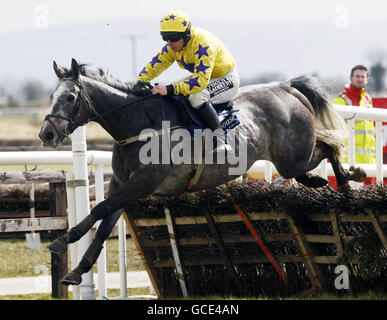 Day of Destiny, geritten von Philip enright, gewinnt die Ballyhack Maiden Hürde während des Osterfestivals auf der Fairyhouse Racecourse, Co Meath, Irland. Stockfoto