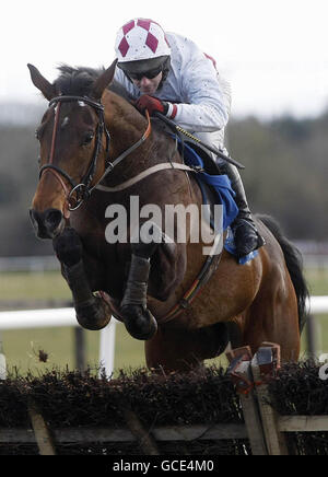 Boulavogue mit David Casey gewinnt die Ballybin-Hürde während des Osterfestivals auf der Fairyhouse Racecourse, Co Meath, Irland. Stockfoto