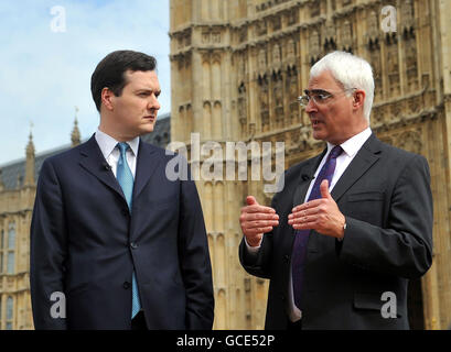 Schatzkanzler Alistair Darling (rechts) und Schattenkanzler George Osborne werden von der BBC auf College Green vor dem Londoner Parlamentsgebäude interviewt. Stockfoto