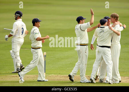 Yorkshire-Bowler Steven Patterson (rechts) feiert die Entlassung von Warwickshires Jonathon Trott, der von Jonathon Bairstow während des LV County Championship Match in Edgbaston, Warwickshire, gefangen wurde. Stockfoto