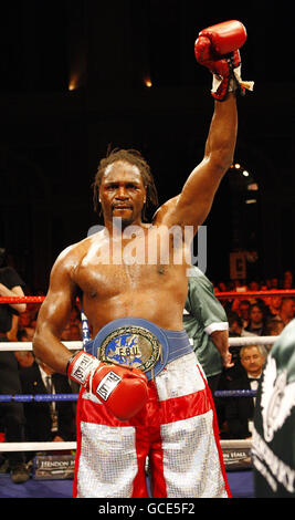Audley Harrison feiert den Sieg über Michael Sprott während des vakanten EBU Heavyweight Title-Kampfs im Alexandra Palace, London. Stockfoto
