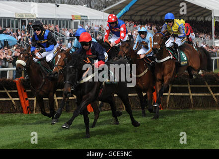 Peddlers Cross von Jason Maguire (hinten, rechts) hat die letzte Hürde für John Smiths Mersey-Novizen am Grand National Day des Grand National Meetings von John Smith auf der Aintree Racecourse in Liverpool genommen. Stockfoto