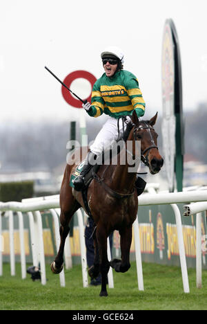 Pferderennen - 2010 John Smith's Grand National - Tag drei - Aintree Racecourse. Tony McCoy feiert auf Don't Push IT nach dem Gewinn des John Smith's Grand National auf der Aintree Racecourse, Liverpool. Stockfoto