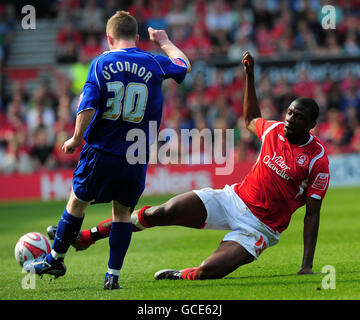 Nottingham Forest's Guy Moussi (rechts) und Shane O'Connor (links) von Ipswich Town kämpfen während des Coca Cola Championship-Spiels auf dem City Ground in Nottingham um den Ball. Stockfoto