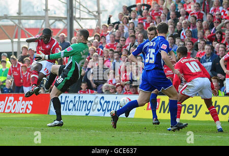 Der Nottingham Forest Guy Moussi (links) schießt beim Coca Cola Championship-Spiel auf dem City Ground, Nottingham, das zweite Tor des Spiels. Stockfoto