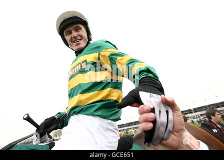 Tony McCoy feiert nach dem Gewinn des John Smith's Grand National auf Don't Push IT auf der Aintree Racecourse, Liverpool. Stockfoto