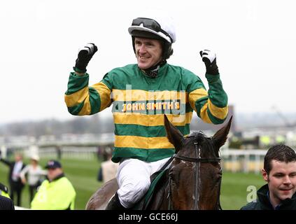 Pferderennen - 2010 John Smith's Grand National - Tag drei - Aintree Racecourse. Tony McCoy feiert, nachdem er auf Don't Push IT auf der Aintree Racecourse in Liverpool den Grand National von John Smith gewonnen hat Stockfoto