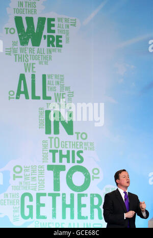 Der konservative Parteivorsitzende David Cameron spricht beim Start des Wahlprogramms der Konservativen Partei im Battersea Power Station, London. Stockfoto