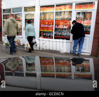 Plakate zur Wahl der Arbeitergeneralwahlen, die Gordon Brown in seinem Wahlkreis Kirkcaldy und Cowdenbeath in Cowdenbeath unterstützen. DRÜCKEN Sie VERBANDSFOTO. Bilddatum: Dienstag, 13. April 2010. Siehe PA Geschichte WAHL Labor. Bildnachweis sollte lauten: Andrew Milligan / PA Wire Stockfoto