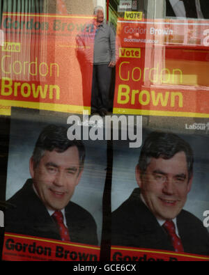 Plakate zur Wahl der Arbeitergeneralwahlen, die Gordon Brown in seinem Wahlkreis Kirkcaldy und Cowdenbeath in Cowdenbeath unterstützen. DRÜCKEN Sie VERBANDSFOTO. Bilddatum: Dienstag, 13. April 2010. Siehe PA Geschichte WAHL Labor. Bildnachweis sollte lauten: Andrew Milligan / PA Wire Stockfoto