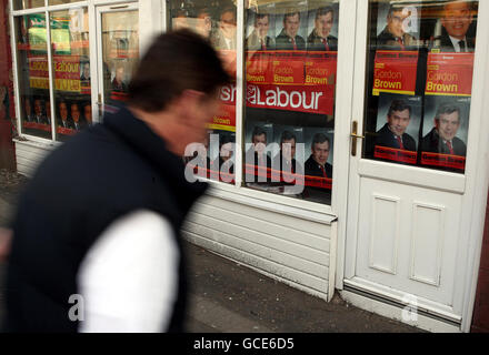 Plakate zur Wahl der Arbeitergeneralwahlen unterstützen Gordon Brown in seinem Wahlkreisbüro in Kirkcaldy und Cowdenbeath in Cowdenbeath. Stockfoto