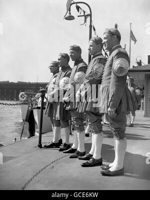 Bräuche und Traditionen - Doggett den Mantel und Abzeichen Männer - Old Swan Pier, London Stockfoto