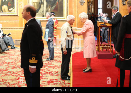 Mr. Alan Beavis aus Reading wird von der Queen im Windsor Castle zu einem OBE gemacht. Stockfoto