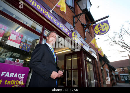 UKIP-Kandidat für Buckingham Nigel Farage außerhalb des Parteibüros in der Marktstadt Buckinghamshire. Stockfoto