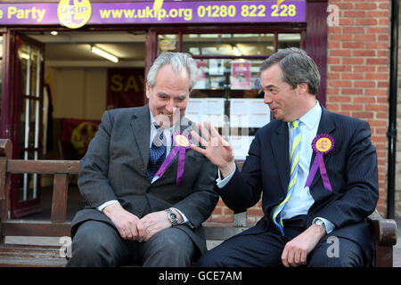 UKIP-Führer Lord Pearson von Rannoch und Kandidat für Buckingham Nigel Farage vor dem Parteibüro in der Marktstadt Buckinghamshire. Stockfoto