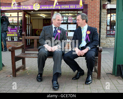 UKIP-Führer Lord Pearson von Rannoch und Kandidat für Buckingham Nigel Farage vor dem Parteibüro in der Marktstadt Buckinghamshire. Stockfoto