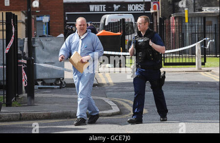 Schauplätze von Kriminalbeamten in der Hoxton Street, im Osten Londons, in der Nähe von Hoxton Chicken and Pizza Takeaway, wo die 16-jährige Schülerin Agnes Sina-Inakoju erschossen wurde und später starb. Stockfoto