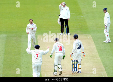 Glamorgan's Dean Cosker (links) feiert das Einholen des Dickens von GLamorgan's John Simpson (Mitte, unten) während des LV County Championship, Division Two Match in Lord's, London. Stockfoto