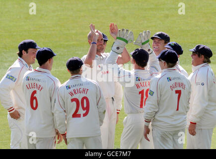 Glamorgans David Harrison (Mitte) feiert sein fünftes Wicket mit Teamkollegen während des LV County Championship, Division Two Matches bei Lord's, London. Stockfoto