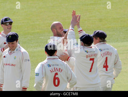 Glamorgans David Harrison (Mitte) feiert sein fünftes Wicket mit Teamkollegen während des LV County Championship, Division Two Matches bei Lord's, London. Stockfoto