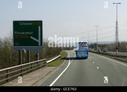 Einer der drei Kampfbusse der Konservativen Partei als Führer David Cameron macht sich am Morgen nach der ersten Fernsehdebatte Großbritanniens zwischen Premierminister Gordon Brown, Nick Clegg und David Cameron von Prestatyn in Nordwales zu seinem nächsten Engagement auf. Stockfoto