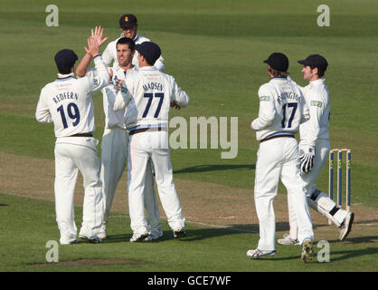 Derbyshire-Bowler Tim Groenewald (zweiter links) feiert den 12-er Leicestershire-Schlagmann Paul Nixon LBW während des LV County Championship, Division Two-Spiels auf dem County Ground, Derby. Stockfoto