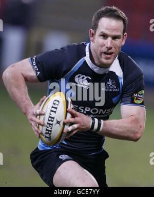 Graeme Morrison von Glasgow Warriors in Aktion auf seinem Weg zum Versuch während des Spiels der Magners League in der Firhill Arena, Glasgow. Stockfoto