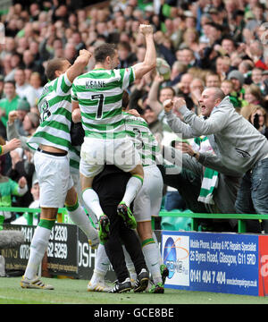 Morten Rasmussen (Obscured) von Cetic feiert mit seinen Teamkollegen vor jubelenden Celtic-Fans, nachdem er beim Spiel der Scottish Premier League der Clydesdale Bank in Celtic Park, Glasgow, das Siegtor erzielt hatte. Stockfoto